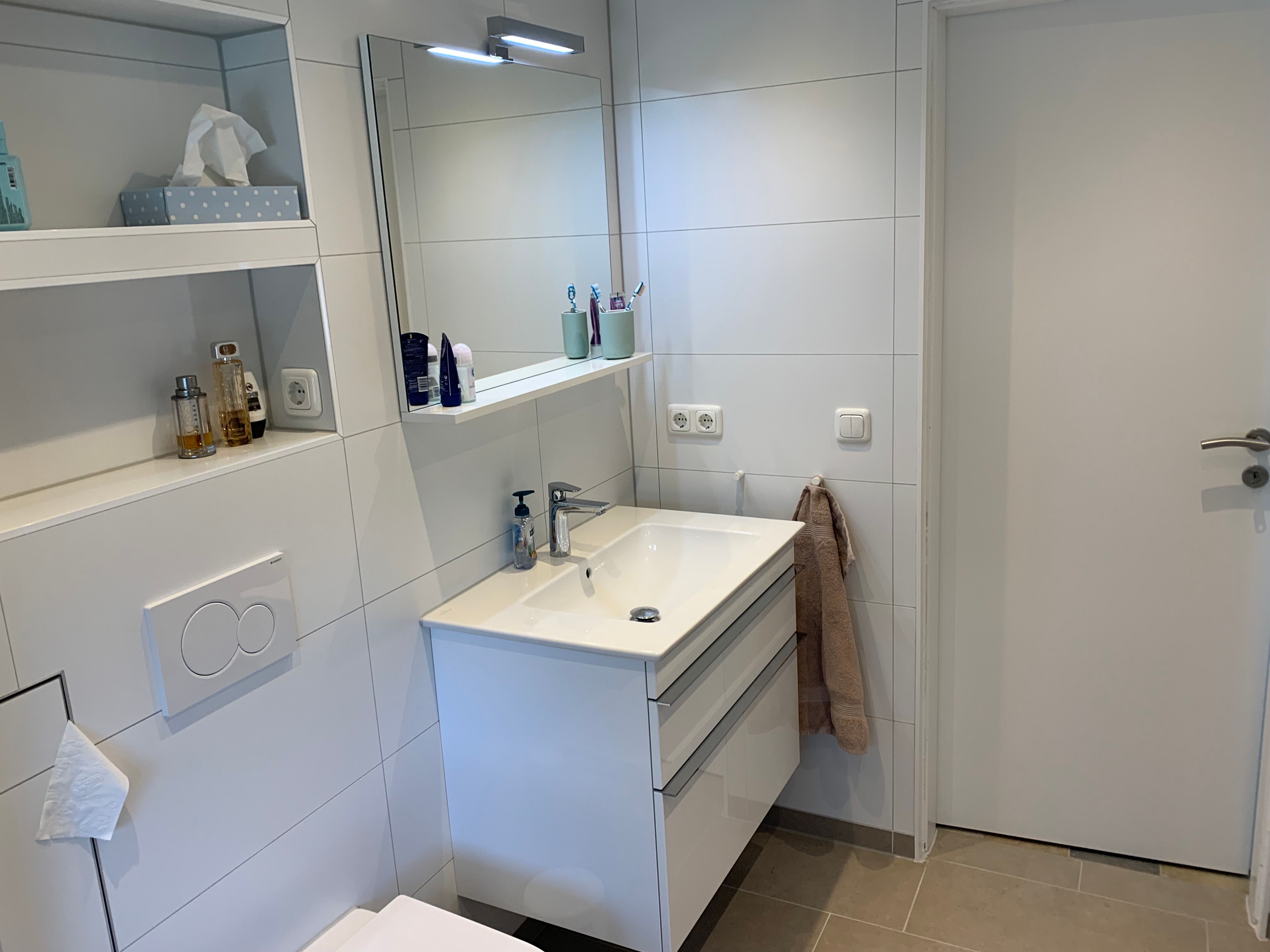 Grosses Badezimmer 2022 renoviert