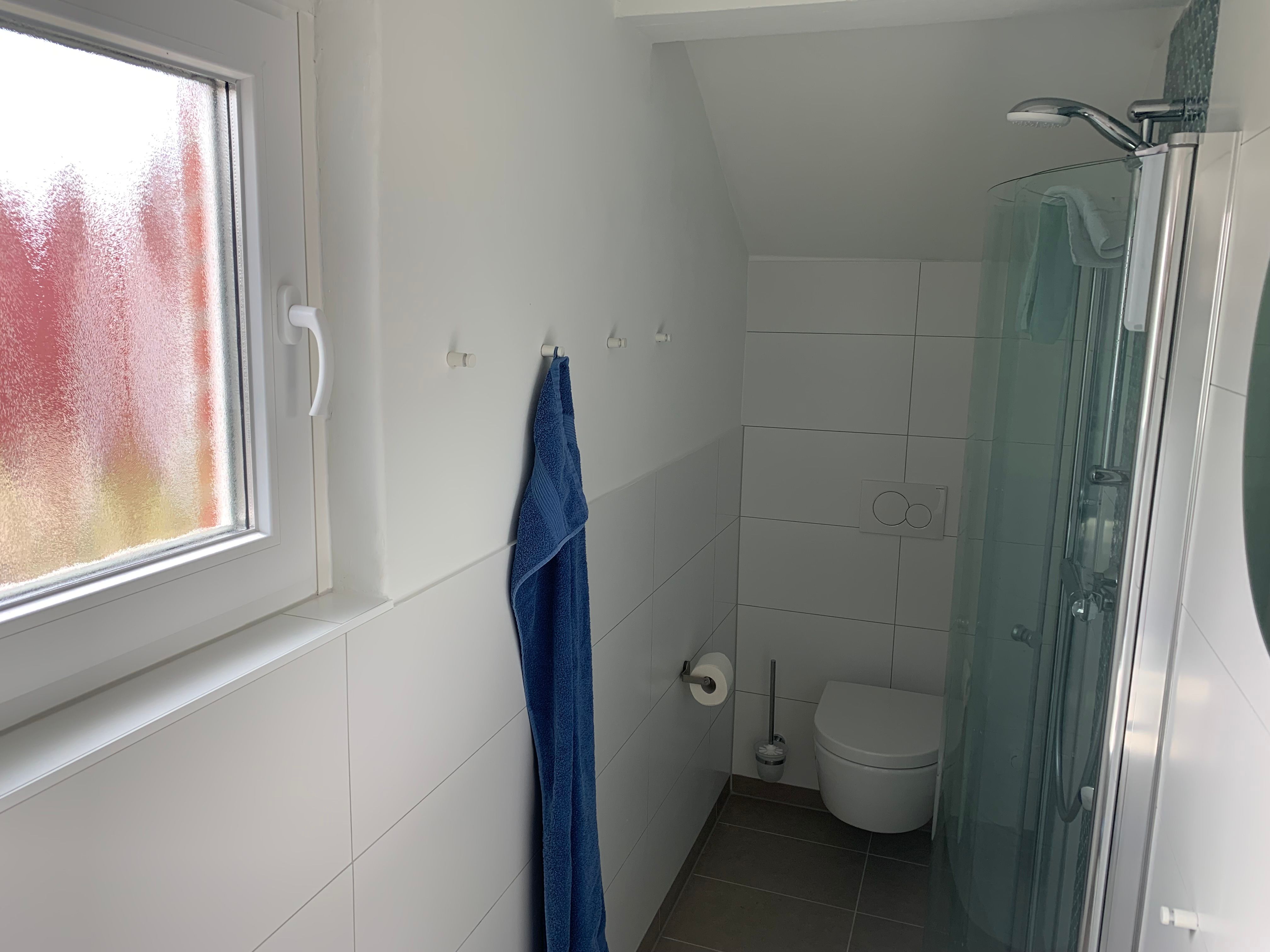 Kleines Badezimmer mit Dusche, 2022 renoviert
